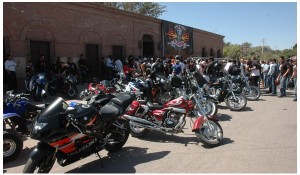 Motociclistas en Hermosillo, México, piden ser respetados por automovilistas