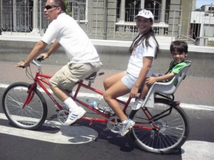 Prohibido ir en bicicleta por la acera en Ecuador