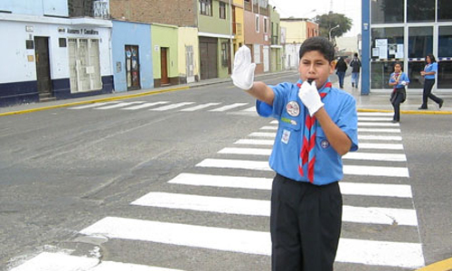 niño dirigiendo el tráfico