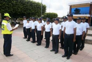Agentes de tránsito se alistan para salir a las carreteras en Ecuador
