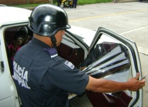 Multas a automóviles polarizados en Hermosillo, México