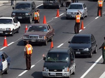 En Ecuador conductores practican en las calles