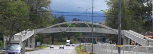 En costa rica se construyen puentes peatonales