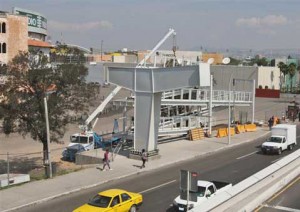 Conductores no respetan topes en Querétaro