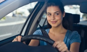 Mujeres tiene más precaución al conducir un automóvil