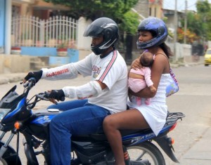 Motociclistas en Cartagena Colombia expuestos al peligro vial