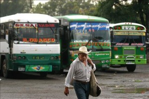 Platicas de seguridad vial a chóferes en el Salvador