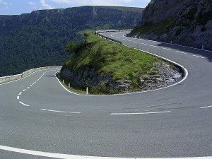 Consejo de conducción curvas en la vía
