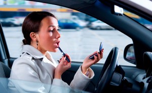 Tips para mujeres al volante y evitar accidentes