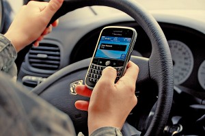 Aplicaciones móviles que hay que evitar para prevenir accidentes viales