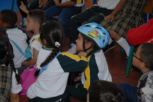 En Oaxaca México se entregan equipos e seguridad vial a escuelas