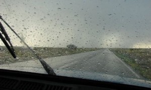 Conducir con mal tiempo: aprende a disminuir los riegos