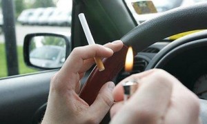 Los riesgos de fumar mientras conduces