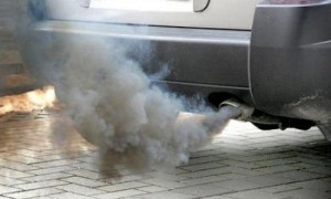El color del humo del automóvil indica si tiene algún problema