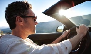 El uso de las gafas y el airbag del automóvil