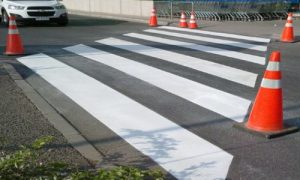 La pintura de señalización vial hace deslizar los vehículos
