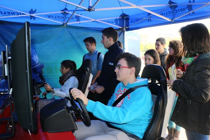 Michelin ha desarrollado un simulador de conducción Mini que permite a los jóvenes descubrir la importancia de los neumáticos, su mantenimiento y su presión de inflado en el comportamiento del vehículo, así como la importancia de adaptar la velocidad a las condiciones de la circulación.