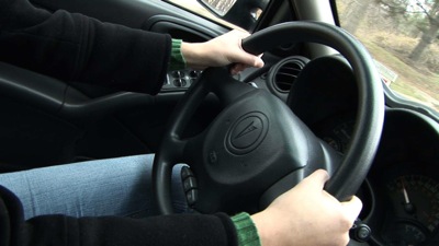 Cómo colocar las manos en el volante