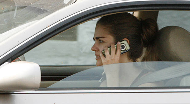 Más de la mitad de conductores hablan por el móvil mientras conducen.