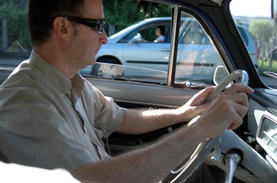 Los hombres arriesgan más al volante que las mujeres