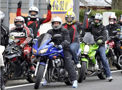 Jornada de concienciación entre coches y motos en Pamplona