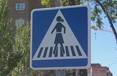 Señal vertical que detecta cuando los peatones van a cruzar