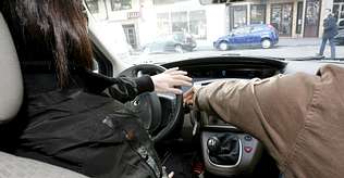 Sacarse el permiso de conducir a la primera cuesta 723 euros