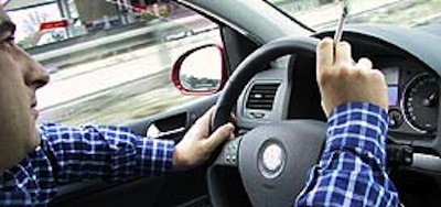 ¿Se debería prohibir fumar al volante?