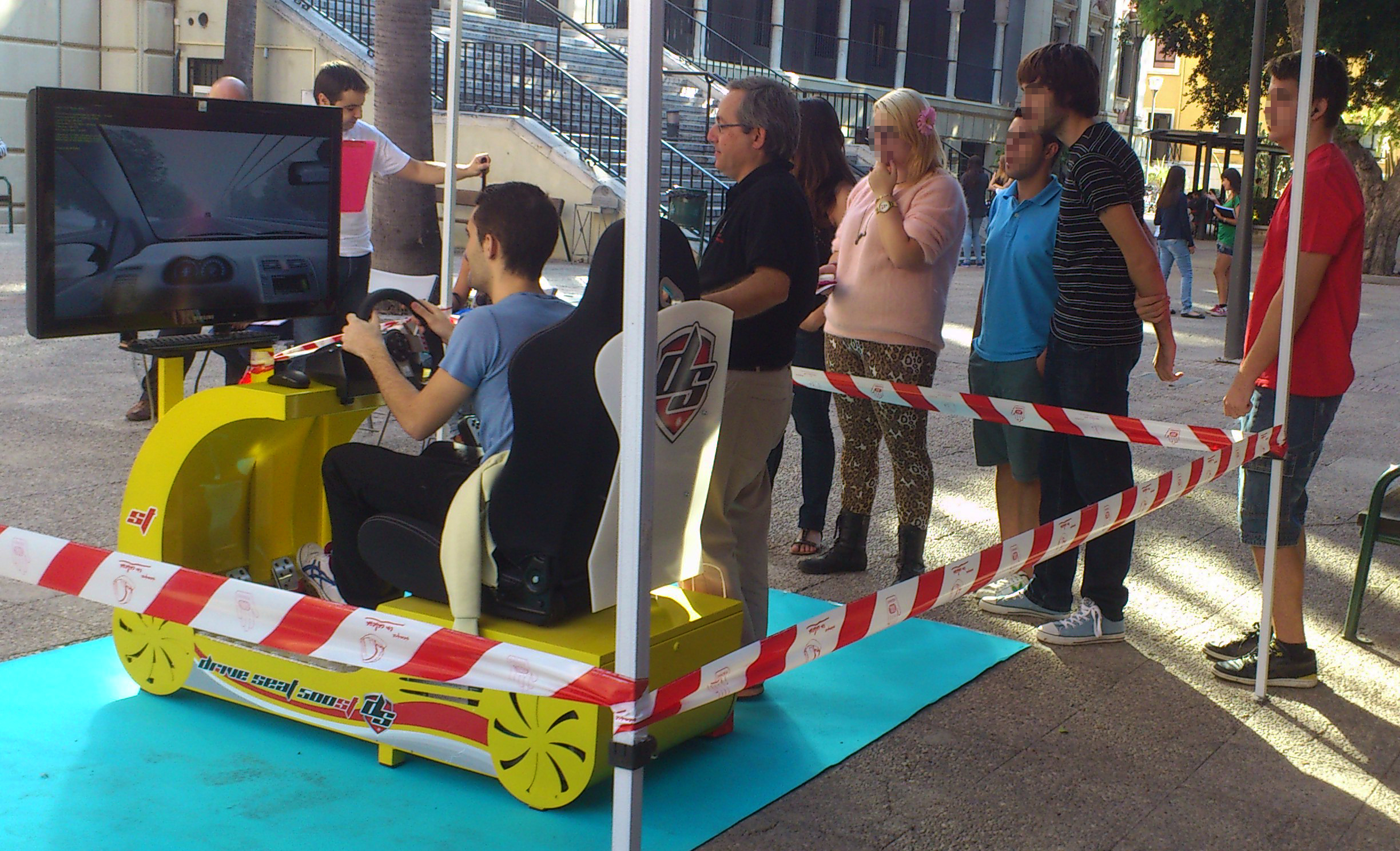 Universitarios de Murcia utilizan un simulador de conducción en la campaña "Tu visión Aprueba"