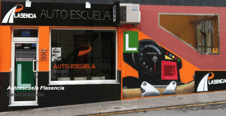 La autoescuela Plasencia en Baza (Granada) organiza un curso de seguridad vial con un simulador y gafas de simulación de alcohol