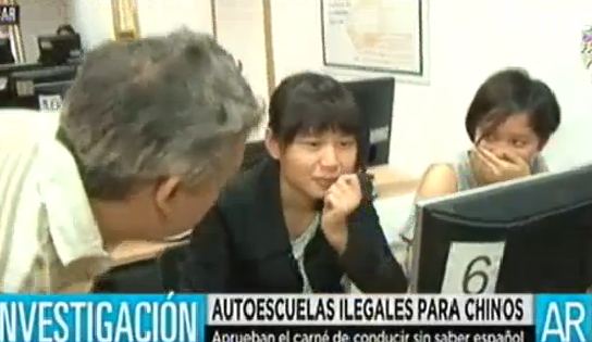 Muchos chinos en España aprueban el teórico de conducir sin hablar castellano