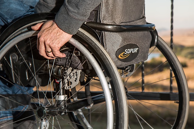 La DGT trabaja para mejorar el acceso a la conducción de las personas con discapacidad motora