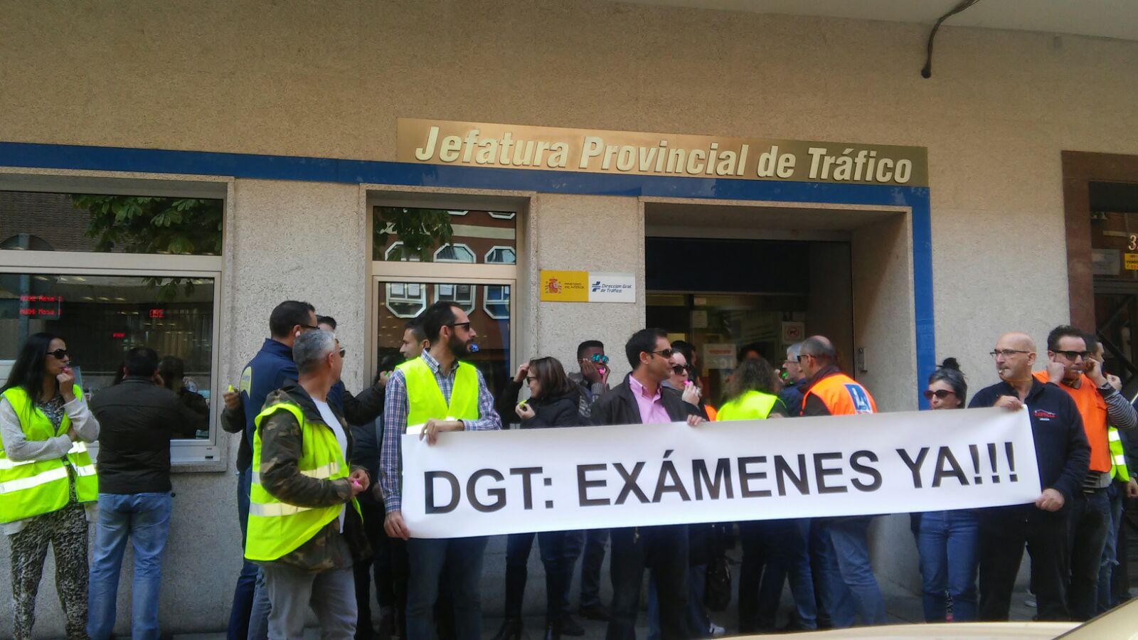 Profesores de autoescuelas zamoranas protestan por la falta de soluciones ante la huelga de examinadores